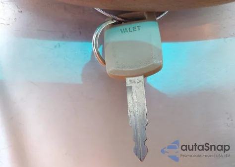 2006 Lincoln Town Car Signature z USA, uszkodzony, nr VIN 1LNHM81VX6Y618058